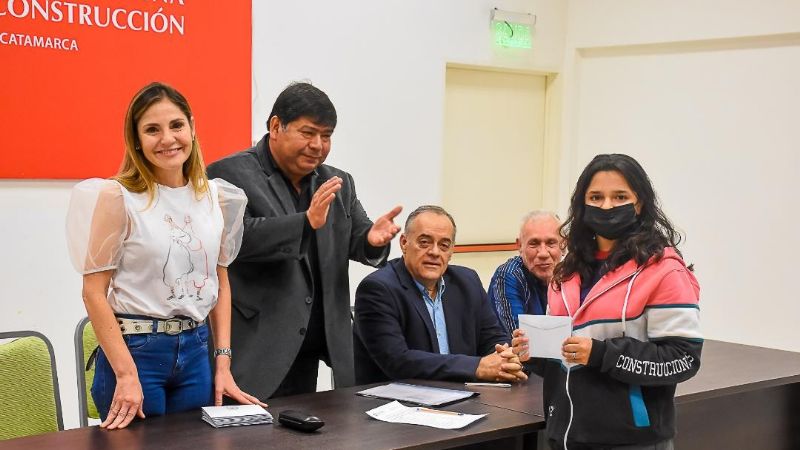 Estudiantes de la ENET recibieron becas