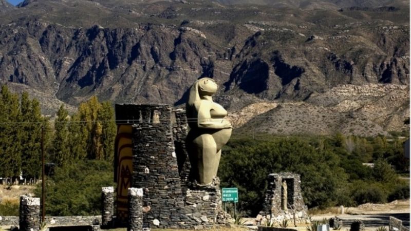 Perdió el control del auto y chocó a una ciclista