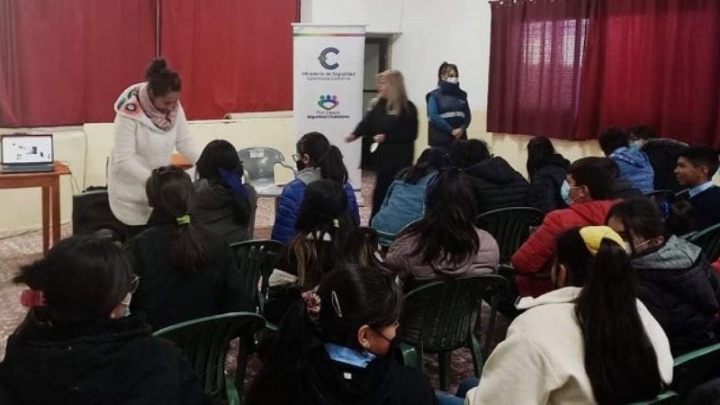 Charla sobre delitos informáticos y prevención