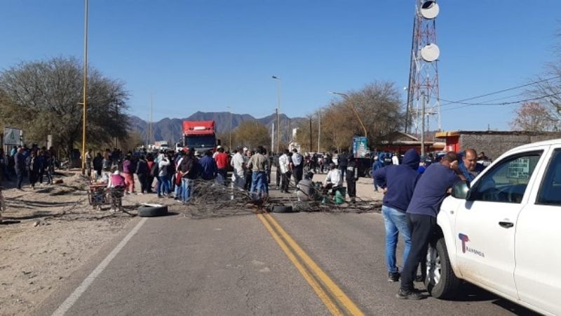 En Belén y Andalgalá, cortan ruta por despidos en salud