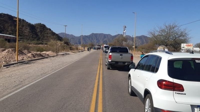 En Belén y Andalgalá, cortan ruta por despidos en salud