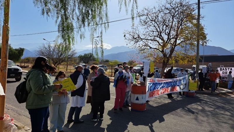 En Belén y Andalgalá, cortan ruta por despidos en salud