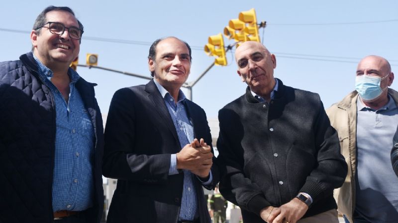 Gustavo habilitó un nuevo semáforo en la Av. Presidente Castillo