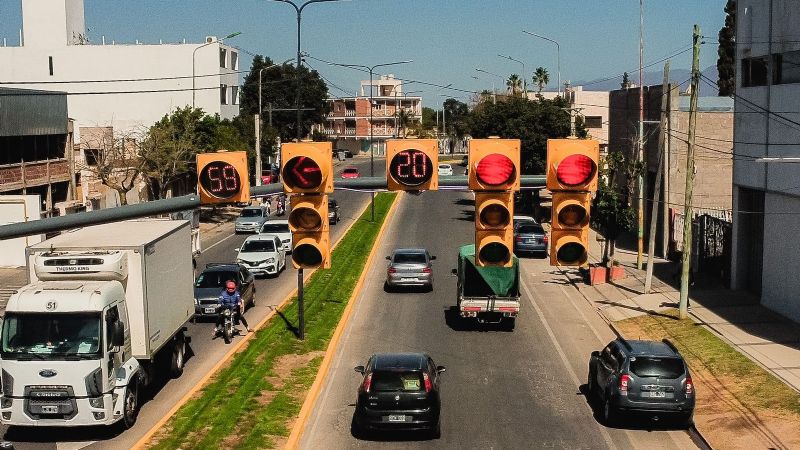 Gustavo habilitó un nuevo semáforo en la Av. Presidente Castillo