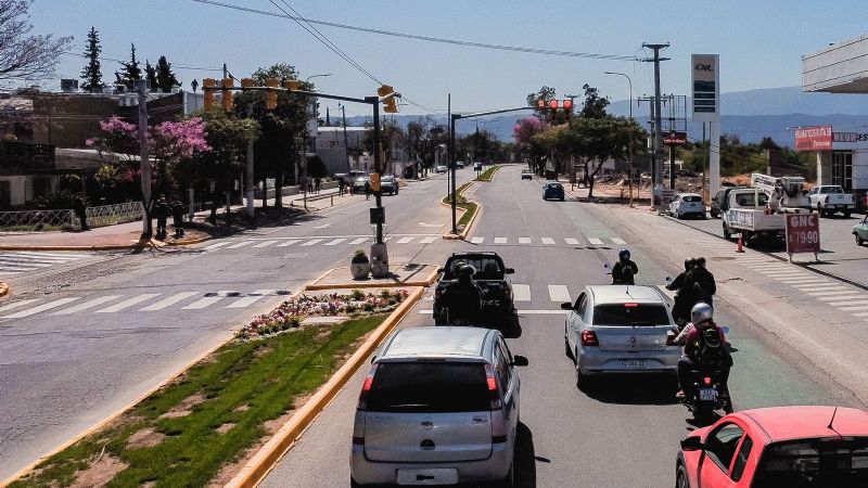 Gustavo habilitó un nuevo semáforo en la Av. Presidente Castillo