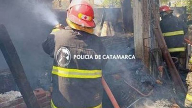 Policías sofocaron un incendio en una vivienda