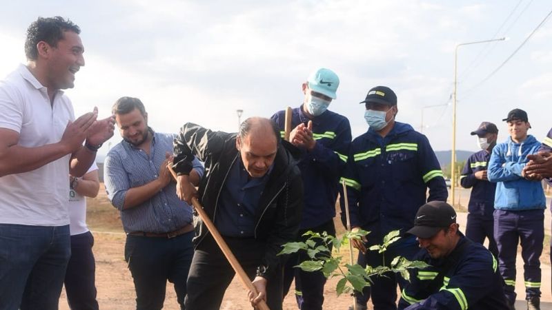 Gustavo inauguró la obra de forestación en el Parque “Lineal Néstor Kirchner”