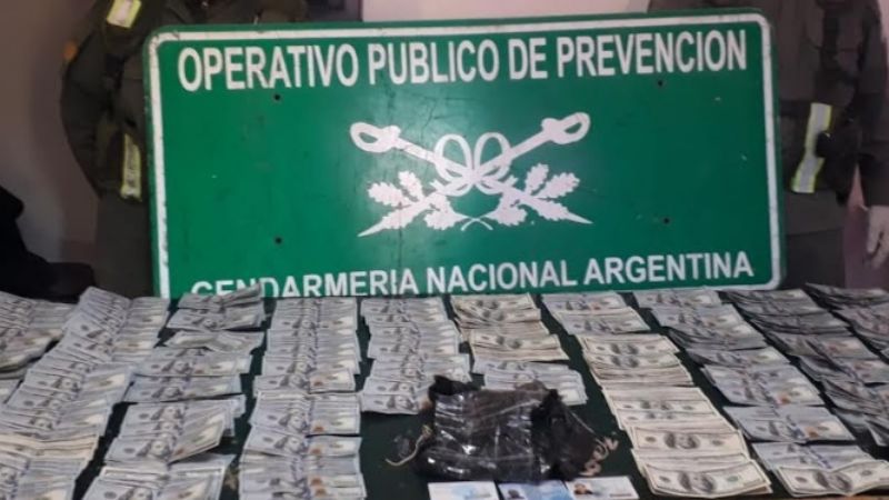 Ocultaban 63.000 dólares debajo de la alfombra