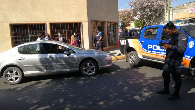 La policía le cruzó una camioneta al abogado Furque