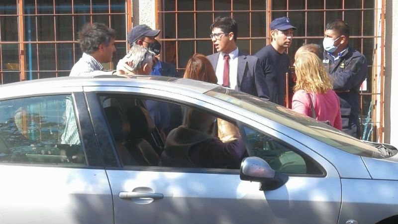 La policía le cruzó una camioneta al abogado Furque