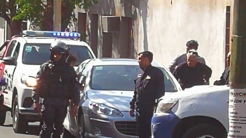 La policía le cruzó una camioneta al abogado Furque