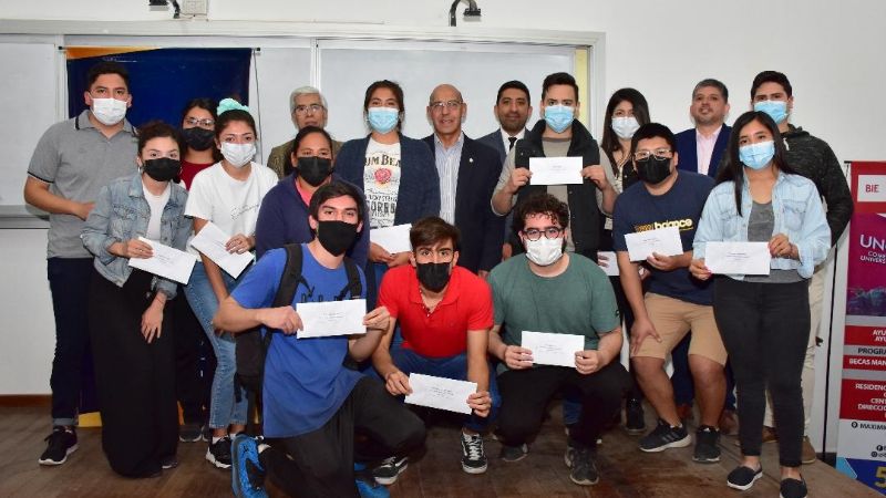 La UNCA entregó 153 becas