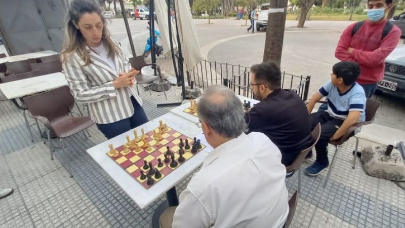 Exitosas simultáneas previas al Torneo de Ajedrez Minero