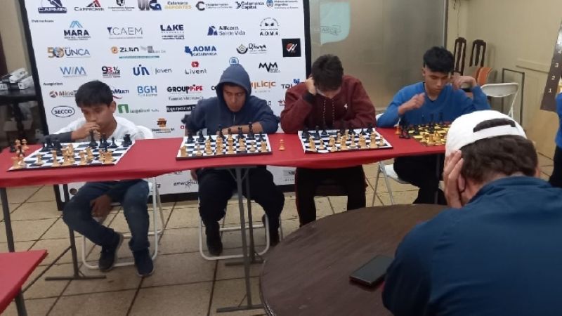 Exitosas simultáneas previas al Torneo de Ajedrez Minero
