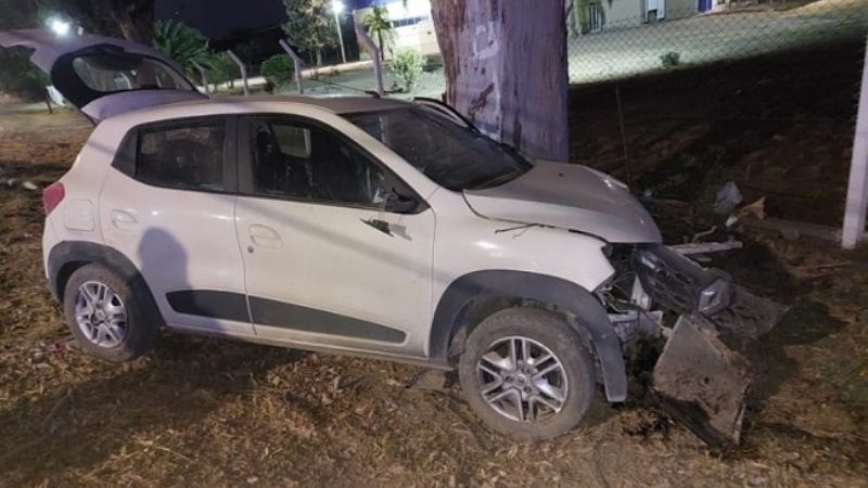 Tremendo accidente: derribó tres postes