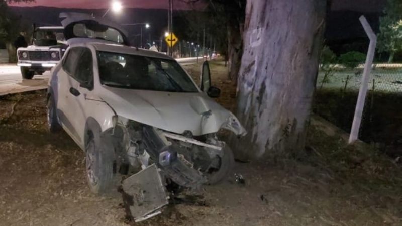 Tremendo accidente: derribó tres postes
