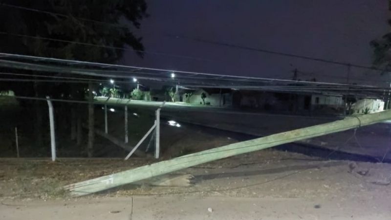 Tremendo accidente: derribó tres postes