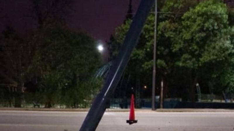 Tremendo accidente: derribó tres postes