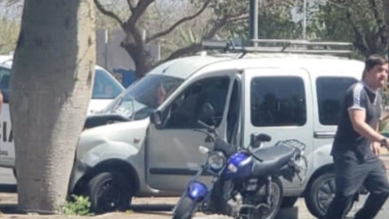 Auto se subió a la vereda en el Parque de los Niños