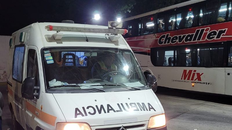 Apedrearon un colectivo y lesionaron a una pasajera