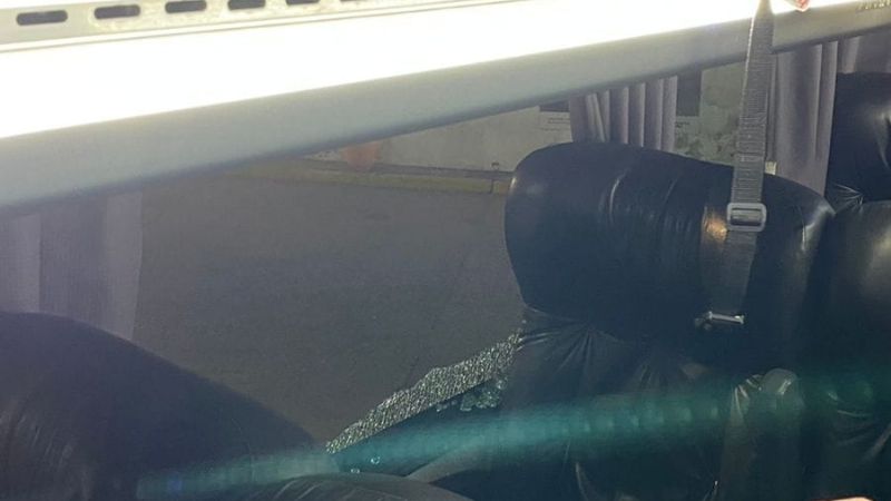 Apedrearon un colectivo y lesionaron a una pasajera