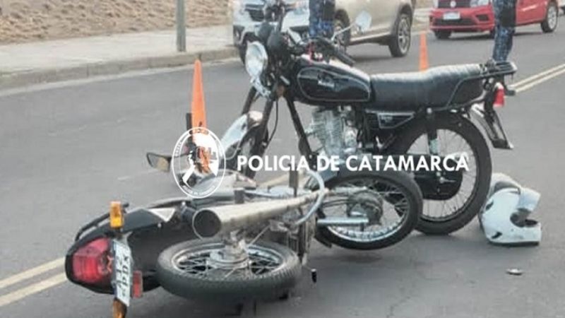 Mujer lesionada en un choque de motos