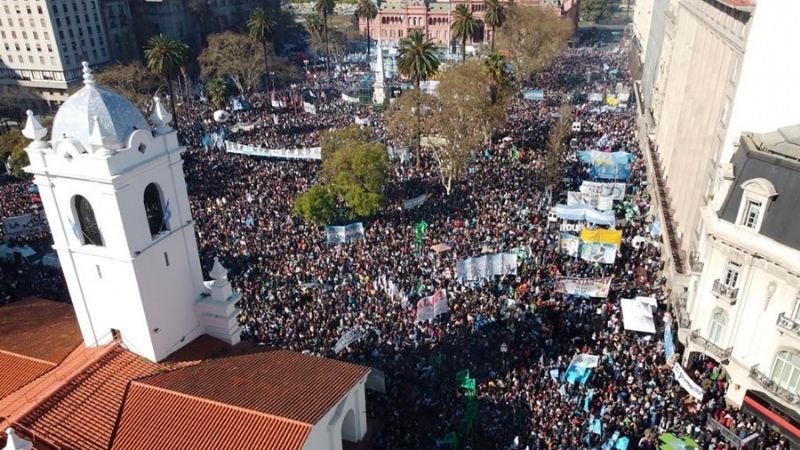 Multitudinaria marcha en Plaza de Mayo