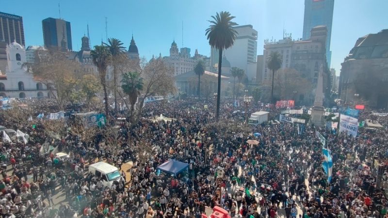 Multitudinaria marcha en Plaza de Mayo
