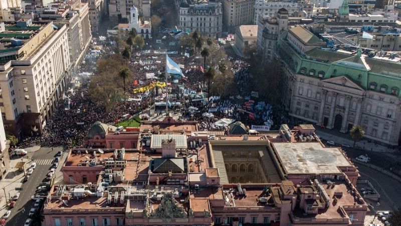 Multitudinaria marcha en Plaza de Mayo