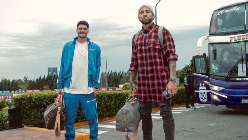 De Paul y Papu Gómez con la cábala de sus vestimentas