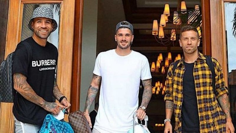 De Paul y Papu Gómez con la cábala de sus vestimentas