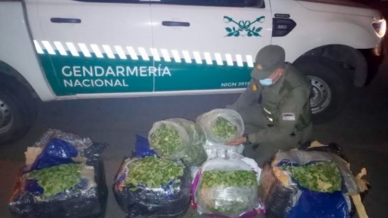 Secuestran más de 100 pares de zapatillas y 72 kilos de hojas de coca