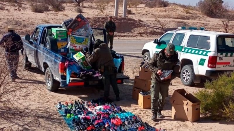 Secuestran más de 100 pares de zapatillas y 72 kilos de hojas de coca