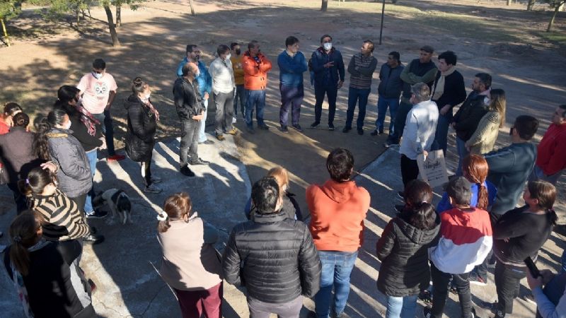 Ultiman detalles en la plaza de “Los enamorados”