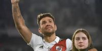 EL ADIOS FINAL de Ponzio con su hija, saludando a los hinchas que colmaron el Monumental.
