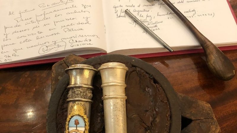 Exponen Bastón Presidencial y Rosa por la Paz