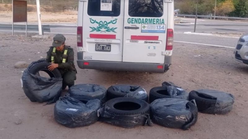Secuestran mercadería, neumáticos y 40 kilos de hojas de coca