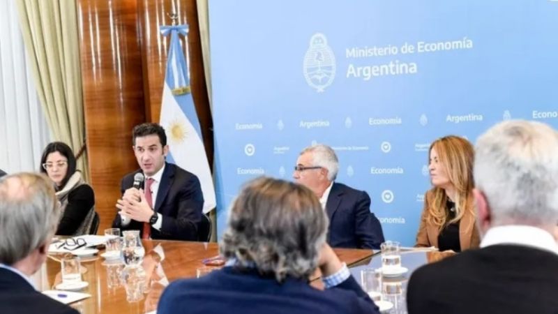 El Gobierno acuerda congelar precios de indumentaria con más de 40 marcas