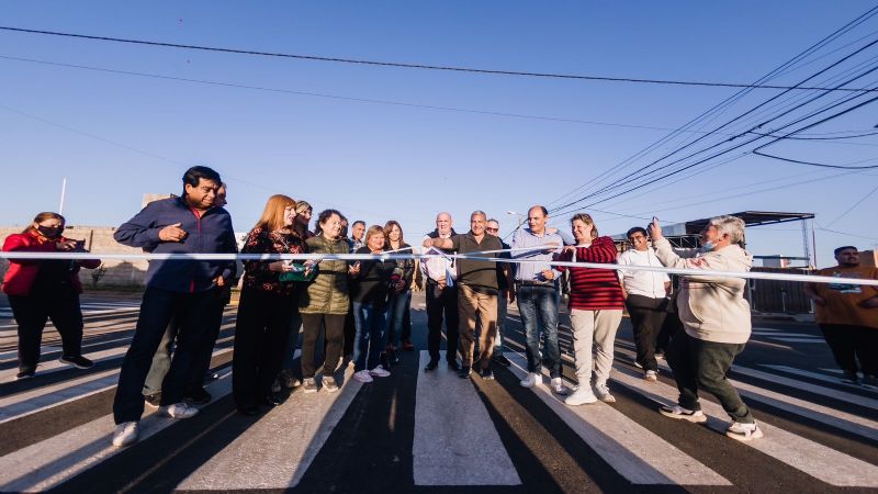 Gustavo inauguró el asfalto del Barrio 32 Viviendas Norte