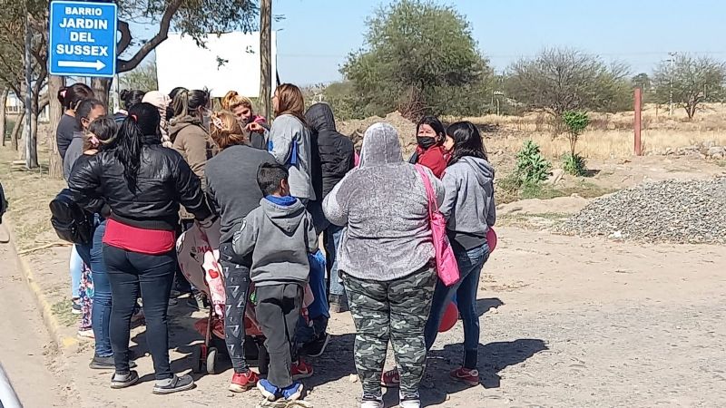 Cortan ruta nacional 38 en reclamo de ayuda social