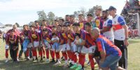 PLANTEL de Tesorieri, el día que inauguró oficialmente su cancha.