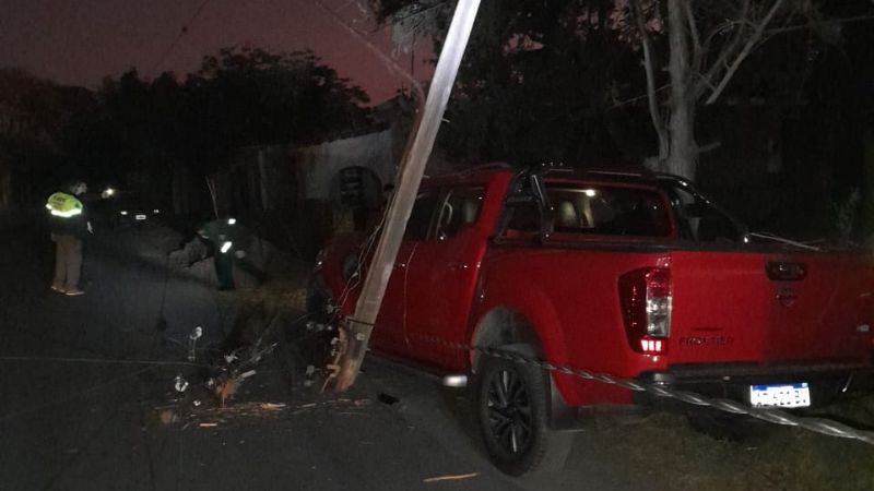 Chocan columna y dejan sin energía a Santa Rosa