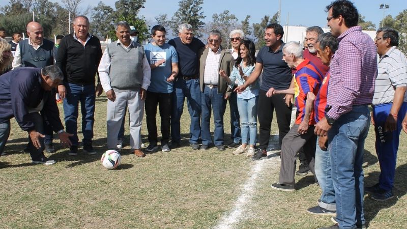 La fiesta de “Tesho” inaugurando su cancha