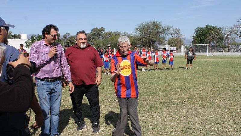 La fiesta de “Tesho” inaugurando su cancha