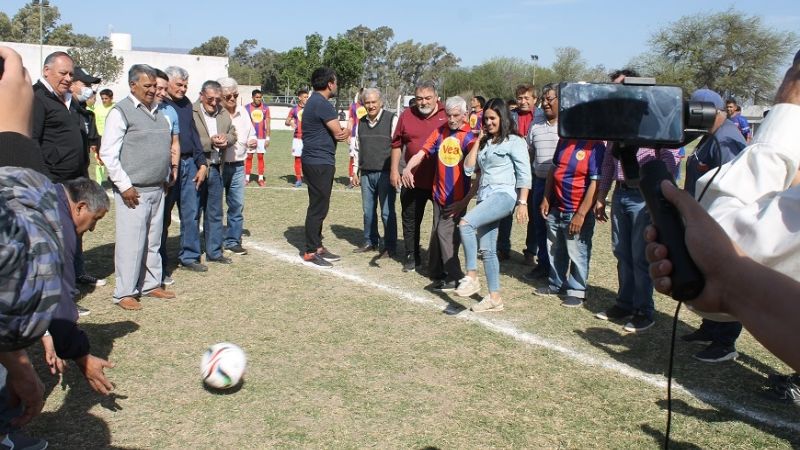 La fiesta de “Tesho” inaugurando su cancha