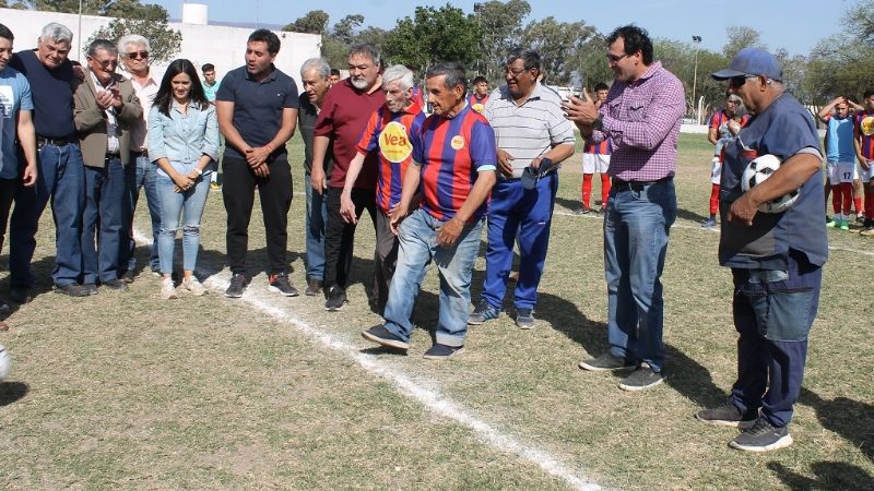 La fiesta de “Tesho” inaugurando su cancha