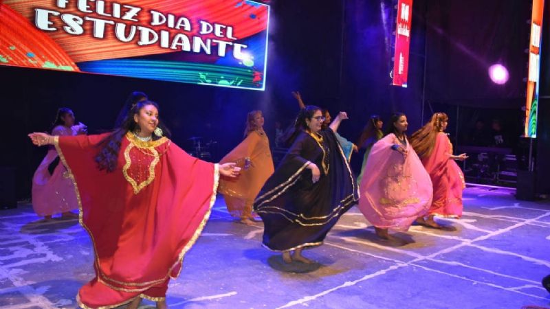 A todas luces, el Anfiteatro recibió a la primavera y a los estudiantes