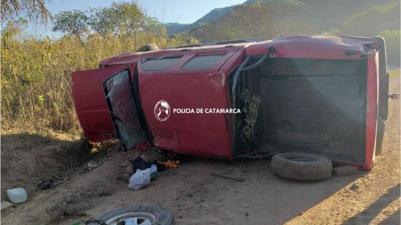 Un hombre de 82 años volcó con su camioneta