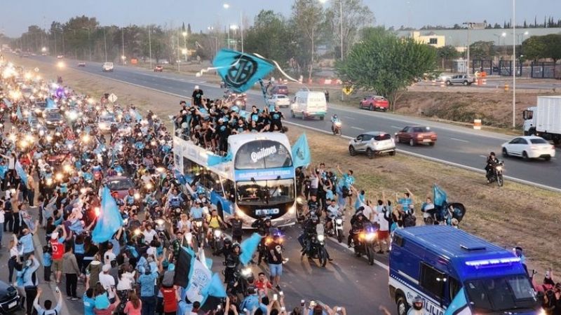 Histórica caravana le dio la bienvenida a Belgrano