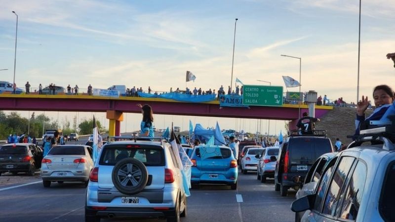 Histórica caravana le dio la bienvenida a Belgrano